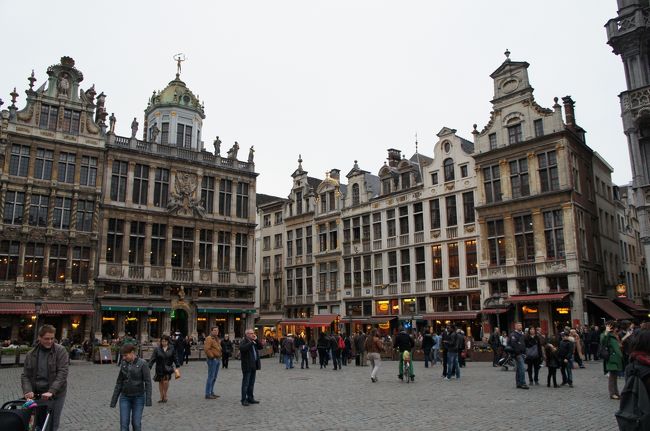 ギルドハウス(南側)とグラン・プラス <br />王の家の左側の道(右)を入っていくとレストラン街のイロ・サクレ地区です<br />レストランの前を通ると、ムール貝を食べていくよう日本語で声を掛けられます