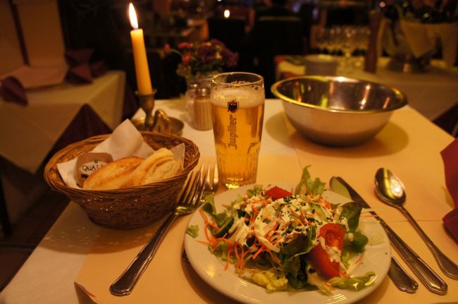 ムートン・ドールの前菜<br />野菜サラダを頼みました<br />ジュピラー(Jupiler)ビールは３．５ユーロです