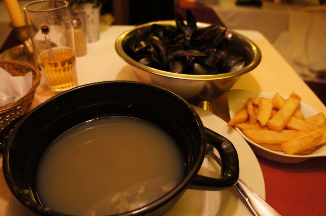 ムートン・ドールの主菜<br />ムール貝を食べ終えるとボールが貝殻でいっぱいになりました