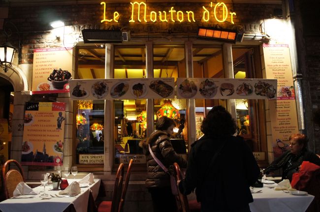 イロ・サクレ地区のムートン・ドール(北西側)<br />店の前にも食卓が並んでいます