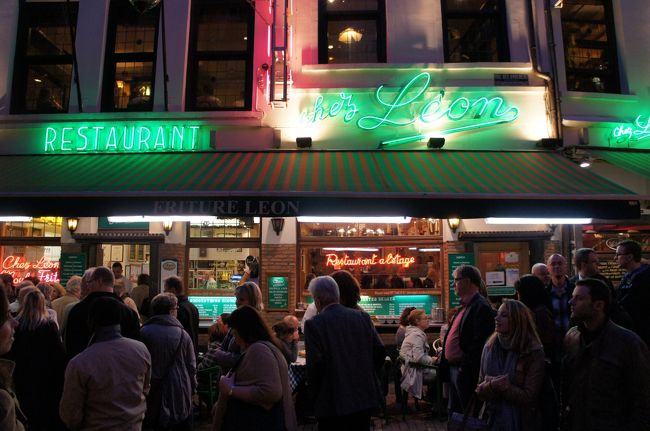 イロ・サクレ地区のシェ・レオン(南西側)とブッシェ通り<br />ムール貝料理で有名なシェ・レオンで、ムール貝セットは１４．９ユーロ<br />http://www.chezleon.be/
