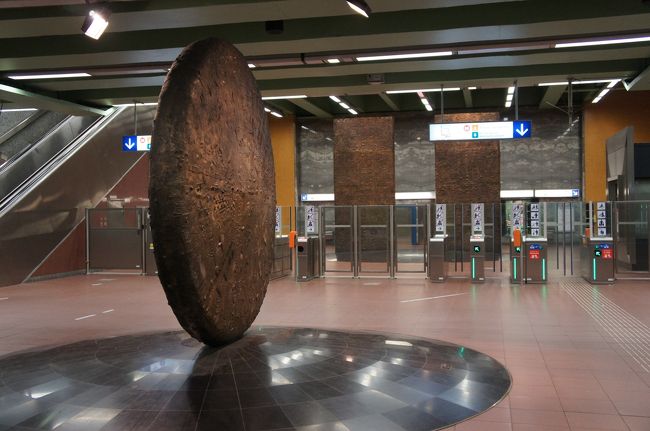 地下鉄のロジェ駅のオブジェ
