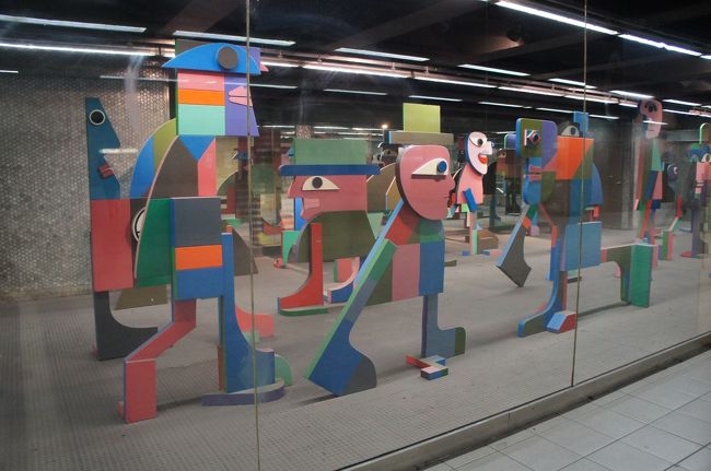 地下鉄のロジェ駅のオブジェ