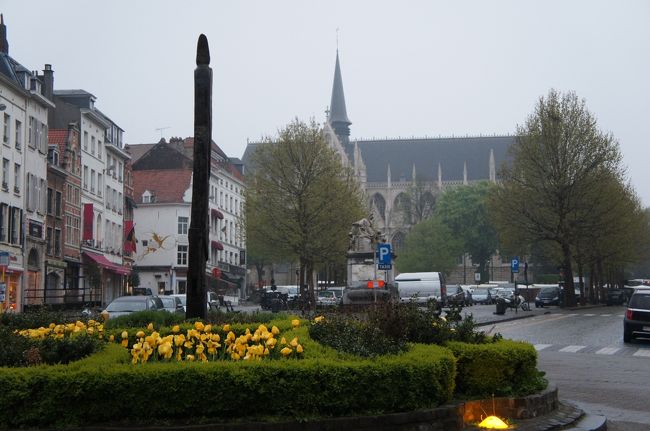 ４月２８日(土)の翌朝<br />ノートルダム・サブロン教会(北西側)とグラン・サブロン広場