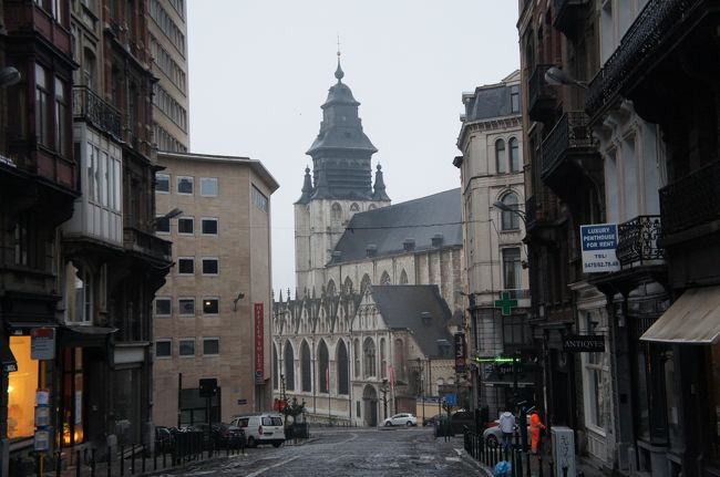 ノートルダム・シャペル教会(東側)とジョゼフ・ストゥヴァン通り