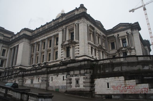 最高裁判所(西側)とミニーム通り