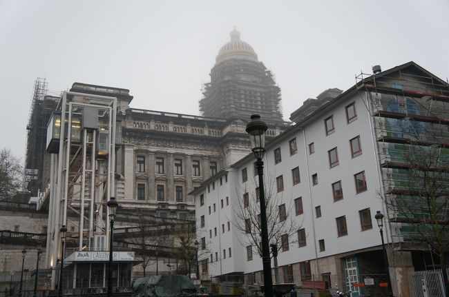 最高裁判所(北西側)とエペ通り<br />最高裁判所へ上がるエレベータがあり、上下に動いていますが、朝早いので、入り口に鍵がかかっています