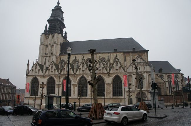 ノートルダム・シャペル教会(南東側)とシャペル広場