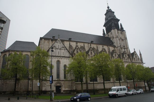 ノートルダム・シャペル教会(北西側)とシャペル通り