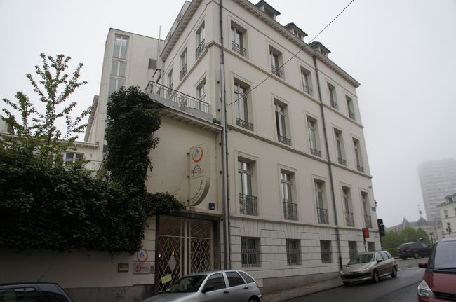 ブリュッセル'ジャック・ブレル'(ユースホステル)(西側)とサブロニエール通り