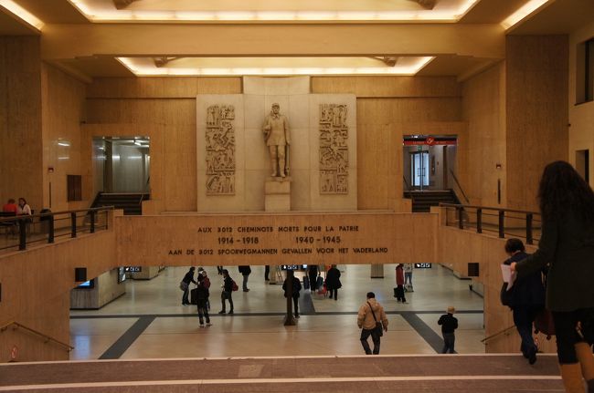 ブリュッセル中央駅の屋内<br />８：０７ブリュッセル中央駅〜９：１１ナミュール〜９：３９ディナンの鉄道で、ディナンへ行く予定でしたが、理由は不明ですが、欠便でした。<br />８：３７ブリュッセル中央駅〜１１：４０ルクセンブルクの鉄道に乗ってから、次の便に乗り継ぐとディナンの到着は１０：３９になると考えて、計画を変更しました。