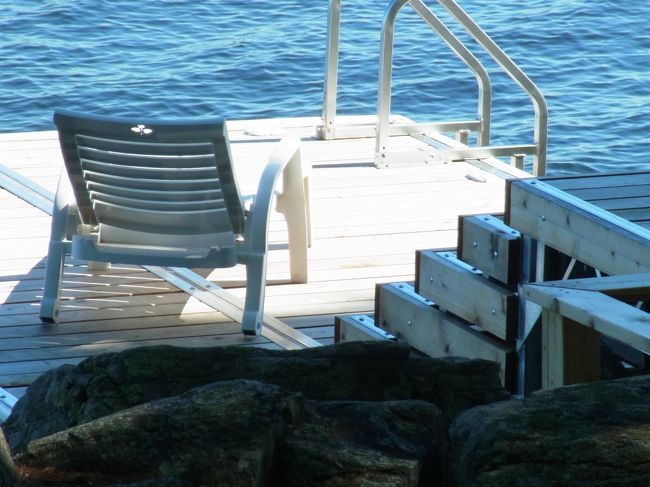 コテージの前にはこんな風にデッキ？というのでしょうか、<br />泳いだり、椅子で休んだり、本を読んだり出来るようになっています。