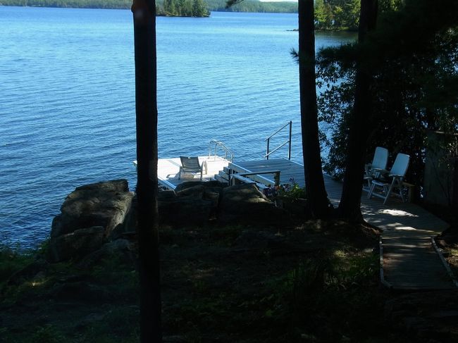 コテージのtリビングの窓から見える湖。