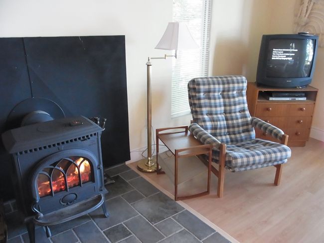 暖炉も。この日は少し肌寒く、暖炉に火が入っていました。