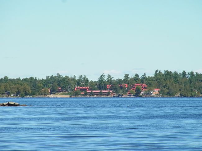 友人の両親も以前はコテージを持っていたそうですが、今は毎夏の1ヶ月、お友達のコテージを借りるそうです。こんな風にコテージで本を読んだり、泳いだり、釣りをしたり、のんびり過ごすのが、典型的なカナディアンの夏休みだそうです。<br />う〜んむむ、典型的か、すごいですね。日本人には想像できないです。<br />羨ましいです、働きがいがありますね。<br />でも、そんなカナダの生活ですが、病気の時の医療システムを聞くと、<br />日本に生まれて良かったと思いますので、evenであります。