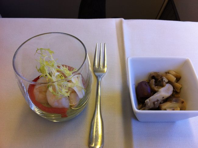 シカゴから乗ったJALのビジネスシート。<br />お食事の始まり。<br />この時、隣に日本人男性のビジネスマン風の方(シルバーのペンダントしていたので、普通のビジネスマンという感じでは無い)が乗っていて、乗るなり、乗務員の方に何か頼んでから、直ぐにアイマスクして眠り始めました。この方、途中の食事は一切せずに、到着に近くなって出る朝食のみ食べていました。それも、メニューも指定していたらしく、私の番の時には品切れでした。相当慣れていらっしゃるようでした。<br />なるほどな〜、と感心してしまいました。