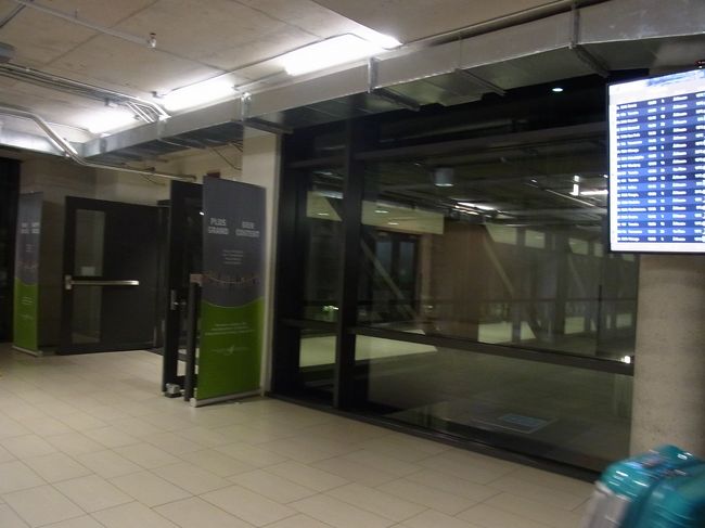 駐車場から空港内へも、広くはないので、楽に移動できます。<br />今回は、帰るに当たり、呆れるくらい増えた荷物が、超過料金無しに、アメリカンに乗せられるのか？という問い合わせを、日本のJALとカナダとアメリカのアメリカン航空に電話で問い合わせをしました。何故ならば、皆、答えが違ったからです。<br />JALは、超過料金を払わなければならないという答え、アメリカンも答えに違いがある様で(友人が問い合わせてくれた)、友人がWebのアメリカンのサイトで更に確認。<br />多分大丈夫と、いう彼女の言葉に勇気づけられて、荷造り。<br />結論は、全く問題無く、全て預けることが出来ました。<br />アメリカンのオタワ便にはビジネスシートの設定が無いので、サファイヤの資格だけで、荷物を全部預けられるか、心配したのです。大きなスーツケースは36kgくらいありましたが、OKしてくれました。他のもかなりの重さでした。<br />これで安心。しかし、荷物の件では、日本のJALの方も、ワンワールドの他社の乗り継ぎ時の取り扱いは、あまり詳しく分からないようです。