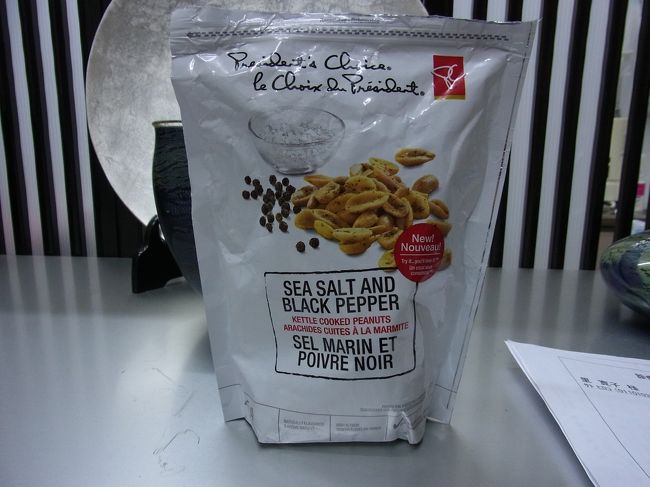 今回の買い物のヒットは、この黒胡椒味のピーナッツです。すごく美味しいです。アメリカの会社。お願い、誰か私に買って来て！！<br /><br />この年のクリスマスに、私の気に入り方に呆れて？友人が送ってきてくれました。<br />このピーナッツ、他にも色々な味があります。お試しください。<br /><br />これで、今回のプチ留学も無事終了。<br />良い経験をしました。友人に感謝です。<br />