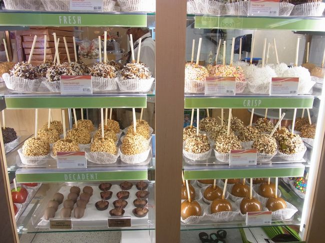 りんご飴？というか、リンゴキャンディーまぶし？<br />こんな風にケースにいれて売るくらいなんだから、そうとう人気のあるお菓子なのでしょうか？