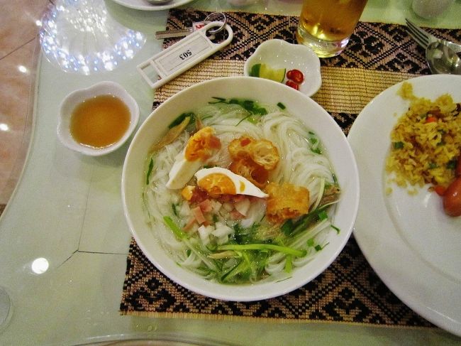 今日の朝食は、朝の定番のフォーを作って貰い<br />ました。<br /><br />この街で同じお店に行き、フォーの料金を聞くた<br />びに、毎回料金が違うのには、マジ呆れて仕舞<br />いました。<br /><br />ベトナムは凄い国です、誰もが人を騙して平気<br />な顔をして居ます、これではアメリカも敵う筈が<br />有りませんね！。（マジ）