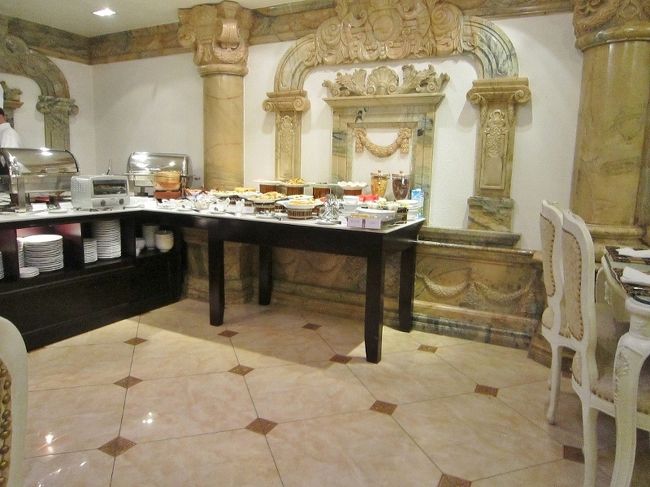 このホテルの従業員の教育は、半端では有り<br />ません、ホテル内で逢えば必ず、全員が姿勢<br />を正し、笑顔で挨拶をします。<br /><br />前回のストップオーバーの旅で、訪れた上海の<br />ホテルでは、お客に笑顔を見せると、共産党か<br />らお叱りを、受けるのかと想う程、無視をされ続<br />けました。（マジ）