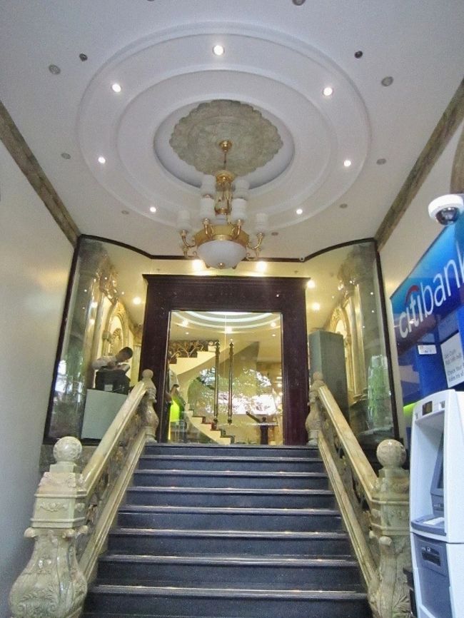 ミニホテルと言うジャンルのホテルが、ベトナ<br />ムには沢山有りますが、何処も豪華さを勘違<br />いして居る様です。（笑）<br /><br />フランス宮廷仕様のインテリアを模倣しても、<br />ホテルのサイズが違い過ぎて、収まり切れ無<br />いのが、現実ですよ！。（マジ）