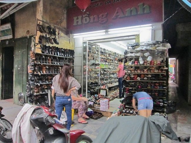 こちらの靴屋の女店員も、逢う度に不機嫌な<br />顔をして居ます。<br /><br />これでは誰でも買う気が起きません、「売っ<br />て遣るんだ！」では、他の国では通用しませ<br />んよ〜。（笑）