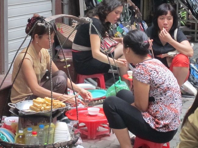 マジハノイの街は、歩道を歩く事が出来ません。<br /><br />街中の歩道には青空カフェや食堂が有り、お店<br />の無い歩道には、バイクが違法駐車して居ます<br />ので、歩道はマジ歩く事は出来ません。<br /><br />ー体ハノイの警察は、機能して居るのでしょうか。