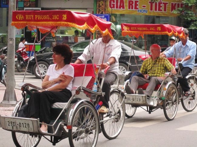 このシクロと言う乗り物も、ボッタクリで有名で、<br />現地の人しか乗ら無いそうです。<br /><br />シクロは乗る前の、交渉の時の値段の２〜３倍<br />の値段を、到着すると要求して来るので、誰も観<br />光客は乗らなく成ったそうです。<br /><br />ですので、観光ツアーに組み込まれて居るシクロ<br />以外は、観光客は誰も怖がり乗りません。<br />