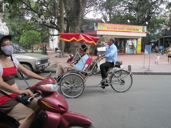 シクロも真面目に、適正価格で営業すれば、利<br />用客も多いのに、その点が判らない間抜けばか<br />りの様です。<br /><br />私も試しに乗って見ましたが、先に料金を決めて<br />支払いを済ませて居るのに、目的地で降りる段に<br />成ると案の定、私に2倍の料金を請求して来ました。<br /><br />ですので頭に来て、無言でシクロを蹴飛ばし倒し<br />て遣りました、そしたらマジで目が飛び出る程驚<br />いて、シクロの親父は逃げて行きました〜。（笑）<br /><br />気の弱い観光客ばかりでは無い事を、、シクロの<br />親父も思い知った事でしょう。（笑）<br /><br /><br />