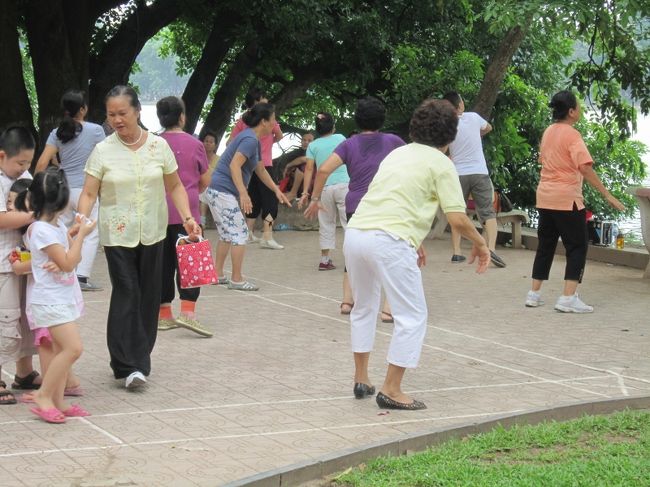 ハノイ人の自慢の一つが「四季が存在すること」ただ<br />し、春は短く、1年の半分は夏の気候だそうですです。<br /><br />これは私が住むタイのウドン地方と、同じですタイは<br />1年中暑いと言うイメージが有りますが、ウドンにも<br />四季が有るので〜す。（マジ）<br />