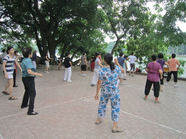 ウドンもハノイも12月から冬が始まり、気温は15度前<br />後とそれほど低くありませんが、雨の降った日の翌日<br />などは身に沁みる寒さとなり、十分な寒さ対策が必要<br />と成るのです。<br /><br />ハノイの観光のベストシーズンは秋、この時期は涼し<br />く、穏やかな天気が続くため、アオザイやウエディング<br />ドレスを着て写真撮影を行うカップルが多くみられ、そ<br />の美しさにうっとりするそうです。<br /><br />香港や台湾でも、朝の運動でお年寄りの女性達が皆で集<br />まり、太極拳を遣りますが、ハノイの女性達のエアロビ<br />クスは、余り馴染まない感じだと私は思いました。（笑）<br />