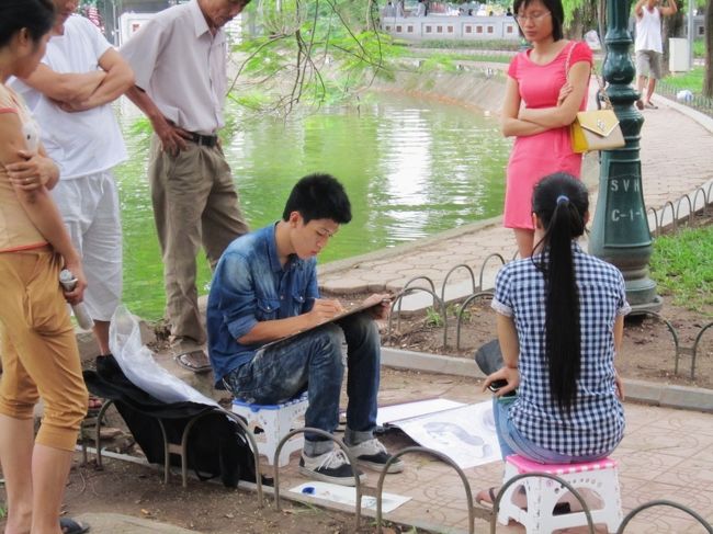 ホアンキエム湖の遊歩道で、似顔絵書きの青年に<br />逢いました、真面目そうな青年で写実的な手法で<br />、似顔絵を書いて居ます。<br /><br />欧州の漫画チックな似顔絵と違い、社会主義的な<br />真面目な感じがする、似顔絵でした。<br /><br />「あの〜、綺麗に書いてね〜。（笑）」<br /><br />「スミマセン、無理は言わないで下さい！。」