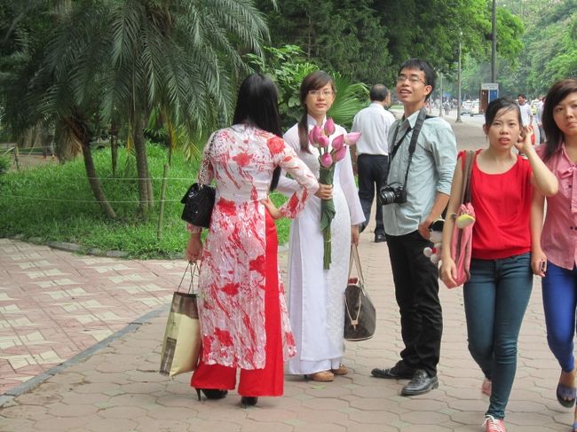 「さあ此方で、写真を撮りますよ〜。」<br /><br />ベトナムでも今流行の、変身写真が人気の<br />様です。<br /><br />「では、みなさん湖の方に行きましょう〜。」<br /><br />