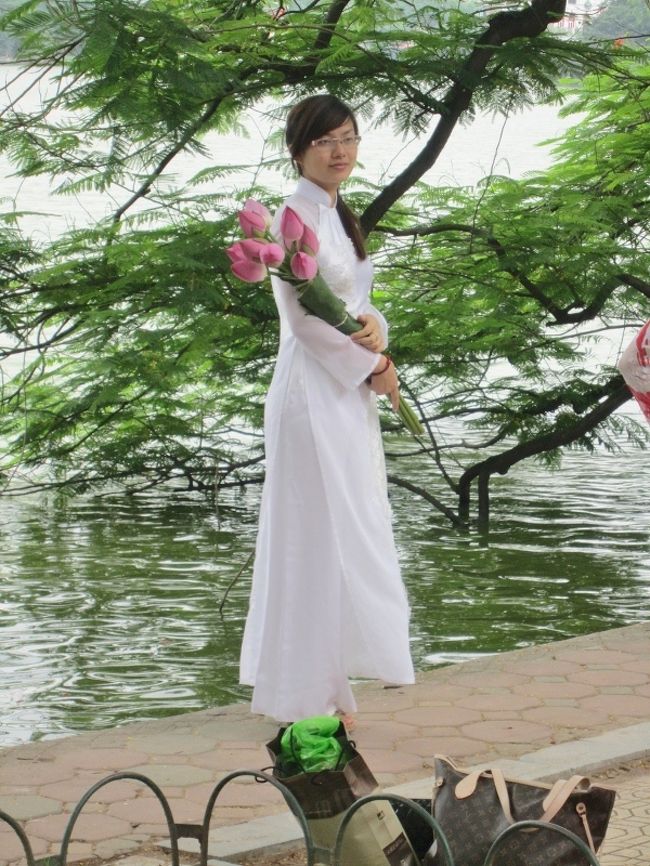 「私、矢張り赤のアオザイの方が、良かったわ〜。」<br /><br />「でも白い方が痩せて見えるから、良いわよ〜。」<br /><br />「どう、チュンチュン、私、綺麗かしら。（？）」<br /><br />「マジとても綺麗よ〜、フィフィちゃん。（笑）」