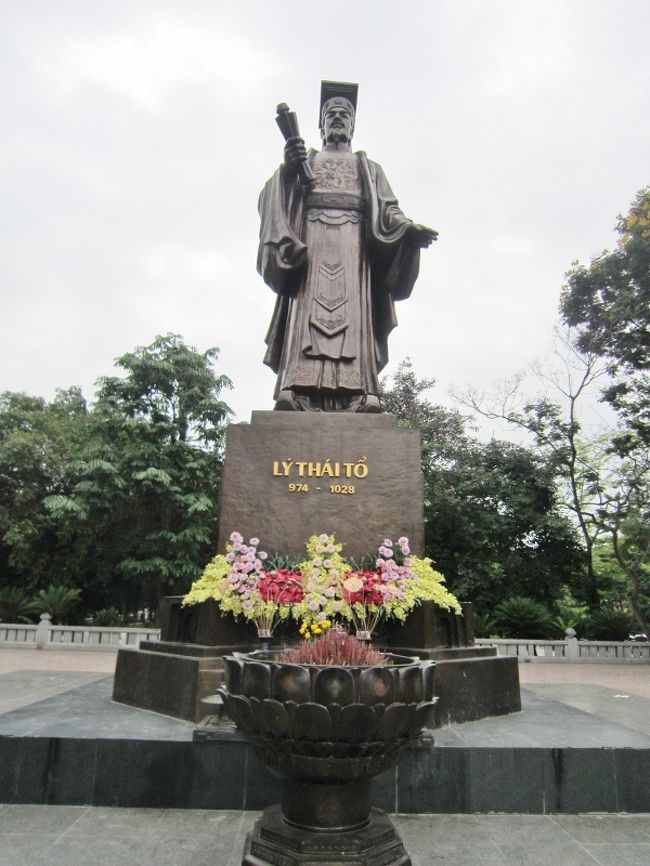 李太祖に付いての言い伝えは、彼の乗る船<br />がハノイに到着した際、空へと昇る金色の龍<br />の姿が見られたという物だそうです。<br /><br />その為にこの地は『タンロン＝昇龍』と名付け<br />られ、、この名は以降1000年が経った現在で<br />も、人々に親しまれているそうす。<br />