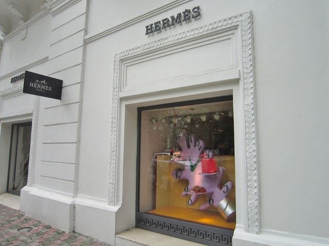 こんな高級店で買い物をしたら、ハノイの庶民<br />の年収が、軽く飛んで仕舞うと私は、マジ思い<br />ます。