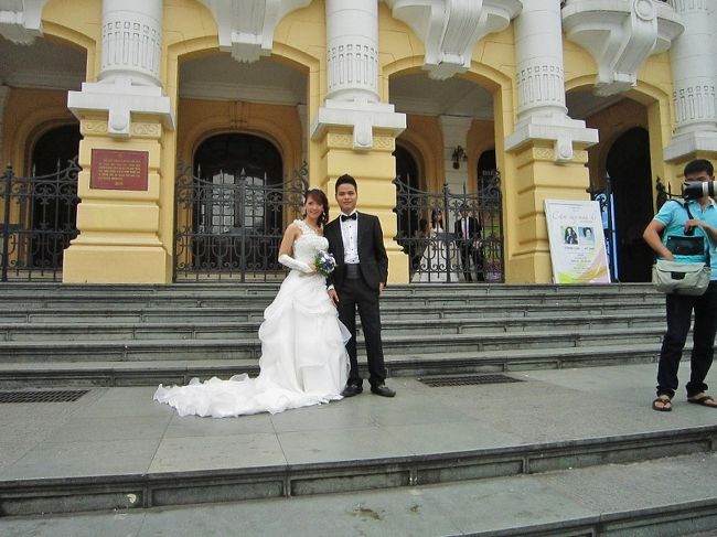 「海外に出るとイギリス人は公園と競馬場を作り、<br />フランス人はオペラ座と監獄を作る。」と揶揄さ<br />れる様に、ハノイには、フランスの支配に抵抗す<br />るベトナム人を収容するホアロー収容所もこの大<br />劇場の、真西１キロほどの所に出来て居ます。<br /><br />フランス人が、演劇を楽しんでいたそのすぐ横で、<br />ベトナム人は、ギロチンで死刑になっていたので<br />すね！。（マジ）<br /><br />でもこれが、植民地支配というものでしょうね。