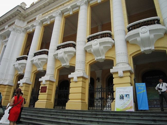 ハノイ大劇場（オペラハウス）<br /><br />ハノイ大劇場は、フランス統治時代に作られたヨー<br />ロッパ建築様式のオペラハウスで、ベトナム人の間<br />ではニャーハットロン（ＮＨＡ　ＨＡＴ　ＬＯＮ、大きな劇<br />場という意味）の名で愛されています<br /><br />ここは１９０１年着工で１９１１年に完成です、パリの<br />オペラ座を模して出来たと言われています。<br /><br />パリのオペラ座そのものは、奇しくもハノイの植民地<br />化が始められた１８７４年に完成しています。<br /><br />