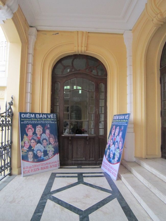 しかし、ベトナム人は寛大ですね。その両者ともに<br />しっかりと保存しています。<br /><br />この大劇場は、イオニア式列柱の建築様式で、フラ<br />ンス植民地時代の、ベトナムの代表的なコロニアル<br />建築です。<br /><br />大劇場は、１９９７年ハノイで開かれた第７回フラ<br />ンス語圏サミットの際に美しく修復されたそうです。<br />