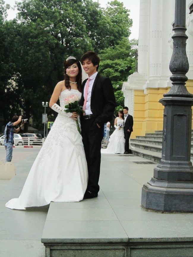 大劇場自体はその名のような大きいものでは無く、わ<br />りとこじんまりしていて、客席数もそんなに無い小さな<br />劇場の様です。<br /><br />ベトナム人の結婚記念写真の、ホアンキエム湖と並び、<br />定番スポットでも有る様です。<br /><br />最近のアジア人は、とても結婚記念写真にお金を掛け<br />る風潮が有る様ですね〜。（笑）