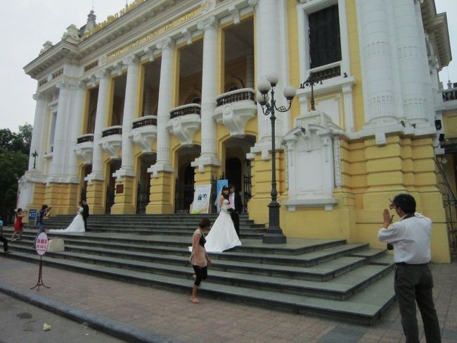 私が大劇場を撮影して居る間も、何組もの記念撮影<br />のグループが訪れて居ました。<br /><br />コンサートやオペラが無いと、会場には入れないので<br />内部が見れなかったのは、残念でした。<br /><br />余談ですが、この大劇場でチャリティーコンサートを開<br />いた日本の人が居ます、その人は20年以上ベトナムの、<br />孤児院や病院に、援助の寄付を続けて居る方です。<br /><br />平成17年5月から、平成20年3月にわたり、外務省から<br />「日ベトナム親善大使」として日本ベトナム友好親善の<br />ための広報業務を委嘱されて居ました。<br /><br />さらに、平成20年4月3日、その間の功績が認められ外<br />務省より日本初の「日ベトナム特別大使」を委嘱されて<br />居ます。<br /><br />平成19年5月にベトナム政府より「越日特別友好大使」<br />を委嘱されて居る方は、みなさんご存知の「あの流し目<br />でマジ有名な」杉良太郎さんで〜す。（祝）<br /><br /><br /><br /><br /><br />