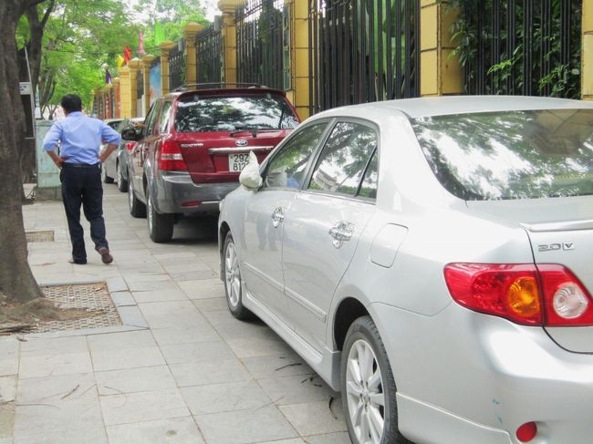 大劇場の左側を通り、少し歩くと黄色い色の国立ベト<br />ナム歴史博物館が見えて来ます。<br /><br />しかし歩道駐車の、この車何とか成ら無いのでしょう<br />か？、同じ社会主義のラオスのビエンチャンと同じ光<br />景です。<br /><br />この高級車の持ち主達は、ベトナムの特権階級の馬<br />鹿共でしょう、自分の車の安全を考え、歩行者の危<br />険は気にして居ません。<br /><br />まして警察官に車の警備をさせて居ます、碌な連中<br />では有りません、社会主義の嫌な所をベトナムでも<br />見て仕舞いました。（怒）