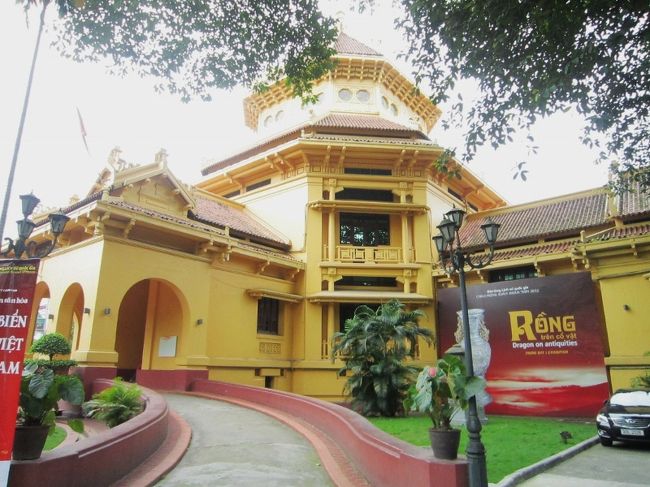 現在ある、この八角形の屋根が、印象的な建物は、<br />フランス人建築家・エブラールによる設計で、1932年<br />完成です。<br /><br />ベトナムの伝統建築様式とフランスの西洋式建築様<br />式が融合した、いわゆるインドシナ様式建築の第1号<br />で、ハノイで最も美しい建築物の一つと言われて居る<br />そうです。<br /><br />