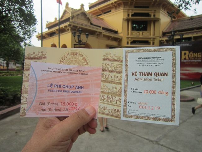 チケットを購入して中に入ります、博物館の入場料は<br />チケット代金2万ドンで、写真撮影には他に1万５千ド<br />ンのチケットが、必要ですが安いですね〜。（祝）<br /><br />しかしベトナム人は、、黄色い色が好きなんですね！。（笑）