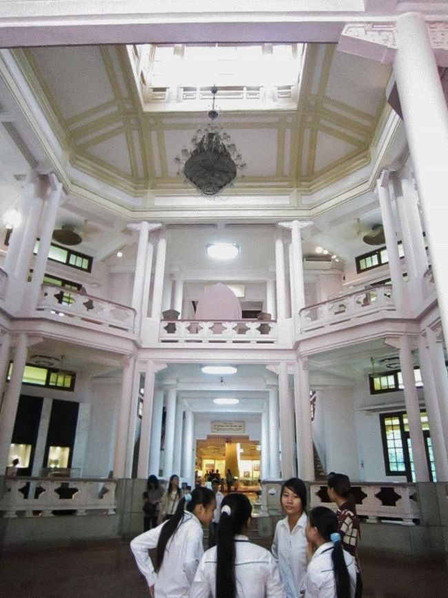 一歩足を踏み入れると、高い吹き抜けが有り、その<br />美しさに、思わずシャッターを切り続けました。<br /><br />シャンデリアの電気が、点いて居ないかった事が少<br />し残念でしたが、中々のデザインですね〜。（マジ）