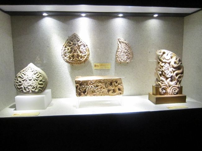 私は龍を象った物を集めた、企画コーナーから見て<br />廻りました。<br /><br />紀元前12世紀にはいると、ベトナムは中国の支配下<br />に置かれます、1000年もの間、時に反旗を翻し、王<br />朝と呼ばれる物や、あるいは特別な位を与えられる<br />者もありましたが、しかし完全な独立を勝ち取ること<br />は叶いませんでした。