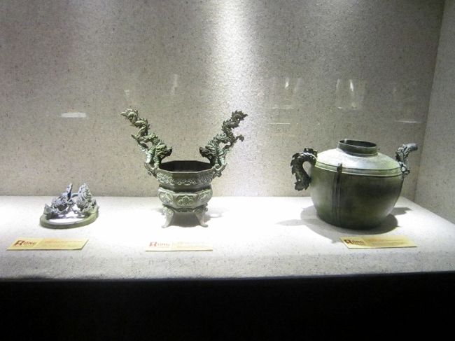 龍のデザインは、王宮の調度品に良く使われて<br />居ますが、その爪の数により、国宝級なのか如<br />何か、判る用に成って居ます。<br /><br />寺院の入り口に有る、龍の爪が5本有れば超ー<br />流の、国宝級の寺院と言う事です。