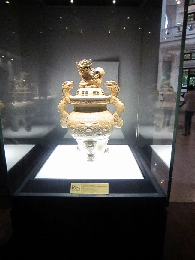 <br />1009年になってようやく、李公蘊(リーコンウアン、<br />李太祖＝リーターイトーとも）によって長期的政権<br />が誕生します。<br /><br />このリーコンウアンこそ、現在のハノイに都を遷した<br />人物で、当時のハノイはタンロン（＝昇竜）と呼ばれ<br />たのを、ご存知の方も多いのでは無いですか。<br />