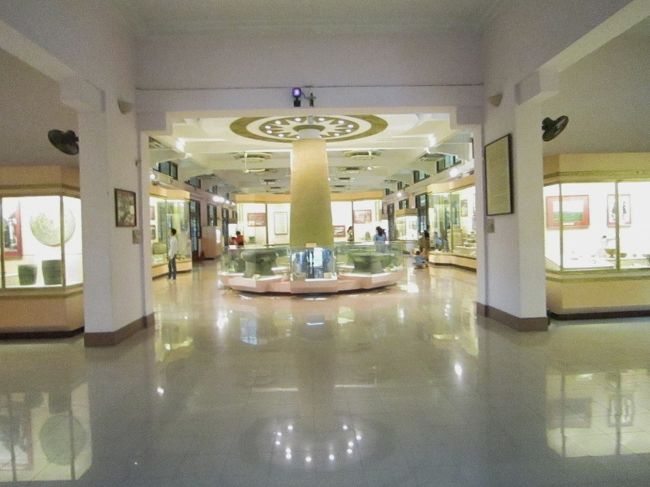 階段を登って左手には、ベトナム中部沿海地方に<br />栄えたチャンパ王国の史跡が展示されています。<br /><br />中国文明を受容した北部ベトナムに対し、こちらは<br />インド文明を受容して居ます。<br /><br />現代に残されている彫像は丸みのあるラインをして<br />おり、カンボジアのアンコールワットなどで見られ<br />る物と相似しています。 <br />